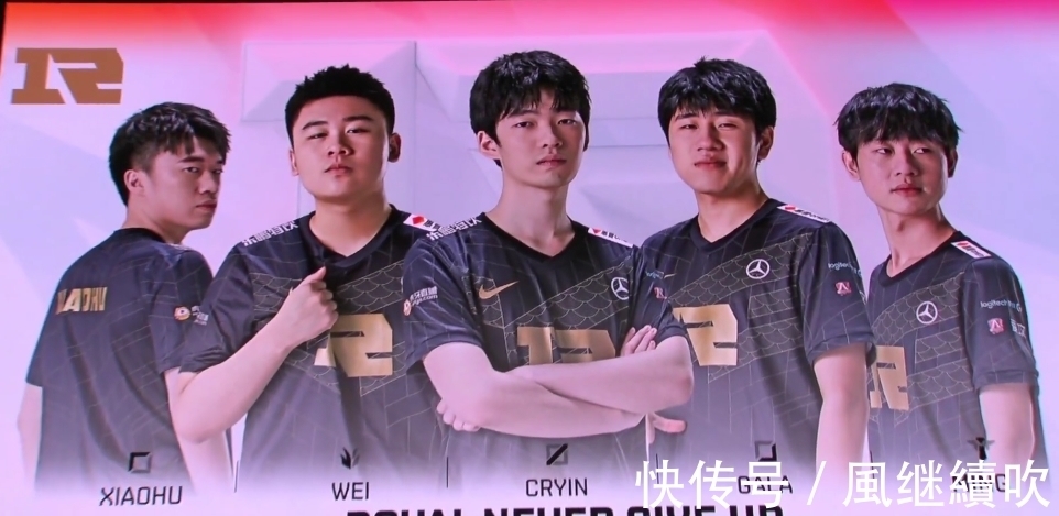 巴萨中场的 巴萨中场的